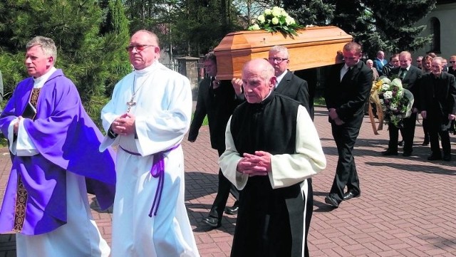 Kondukt żałobny z ciałem Marii Lipiec w drodze na mszę świętą do kościoła Świętej Trójcy w Starachowicach.