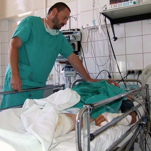 - Stan poparzonego pacjenta jest bardzo ciężki, ale stabilny - ocenia Stanisław Grzybowski, lekarz ze szpitala w Nisku.