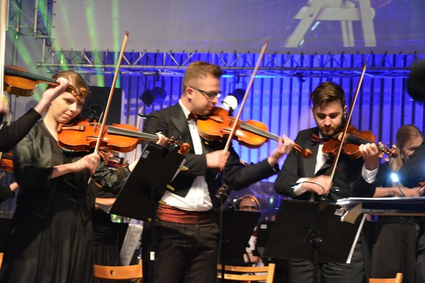 Koncert Muzyki Filmowej w Żywcu. Pianista oświadczył się koncertmistrz orkiestry [ZDJĘCIA]