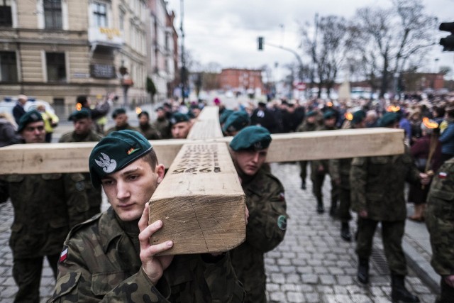 Ulicami Torunia przeszła dziś procesja Drogi Krzyżowej. Wierni wyruszyli o godz. 17:00 spod kościoła garnizonowego na placu Św. Katarzyny. Przeszli przez plac i ulicę św. Katarzyny, Rynek Nowomiejski, ul. Królowej Jadwigi, Szeroką i Żeglarską do katedry Św. Janów. Tam została odprawiona Msza święta. Nabożeństwu przewodniczył biskup toruński Andrzej Suski. Polecamy: Co wiesz o Janie Pawle II?