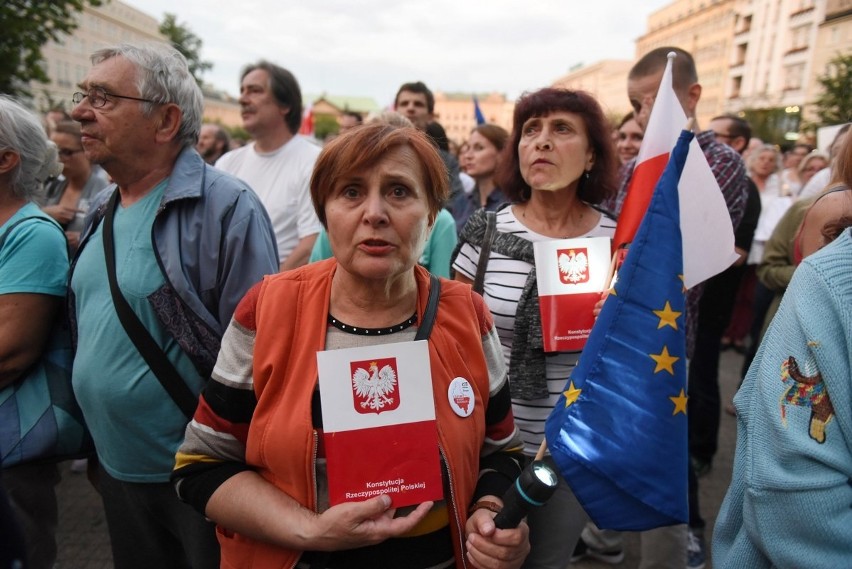 Łańcuch światła znowu w Poznaniu. Mieszkańcy zebrali się na...