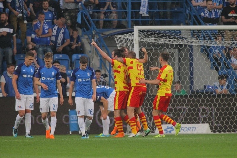 Piłkarska ekstraklasa.  Legia Warszawa  bliżej  tytułu