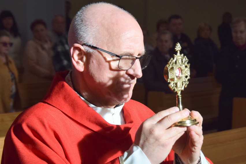 Relikwie błogosławionego Carlo Acutisa zostały wprowadzone do kościoła Ducha Świętego w Kielcach. Mszy przewodniczył biskup Jan Piotrowski