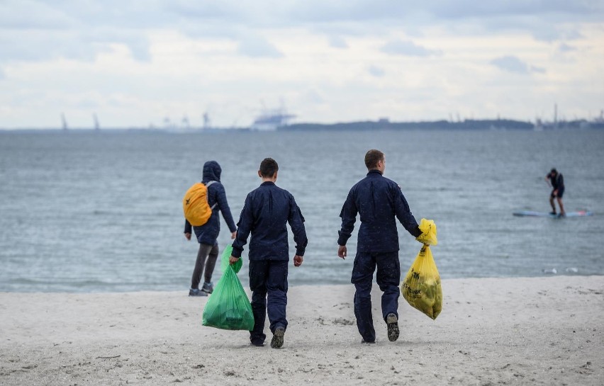 Radosne sprzątanie na gdyńskiej plaży. Wysoka frekwencja,...