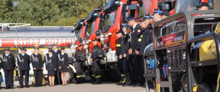 Podlaska straż pożarna otrzymała nowy sprzęt i pojazdy. Wręczono również akty włączenia do KSRG pięciu jednostkom OSP