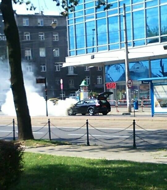 Kraków. Samochód zapłonął w centrum Krakowa [ZDJĘCIA INTERNAUTY]