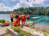 Ćwiczenia ratownicze strażaków na wodach ośrodka nurkowego w Gródku na terenie Via Sport Diving Marina "Koparki". Oni są wciąż w akcji