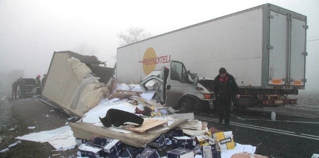 Po zderzeniu z manem dostawcze iveco odbiło się i wjechało wprost pod ciężarówkę renault.