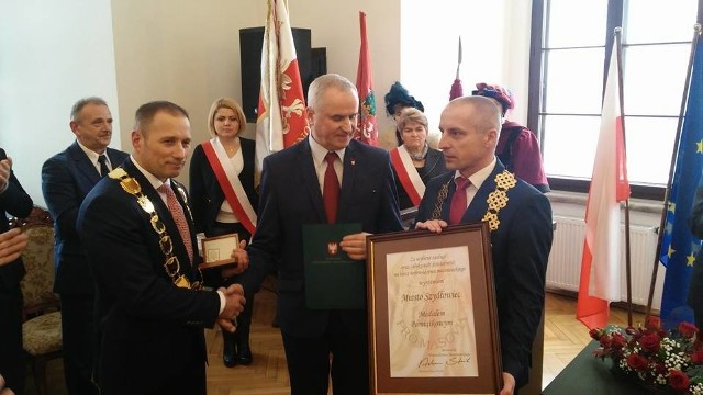 Radny sejmiku Zbigniew Gołąbek (w środku) wręczył szydłowieckim włodarzom medal Pro Masovia. Na pierwszym planie, z lewej burmistrz Artur Ludew, obok przewodniczący Rady Miejskiej Marek Artur Koniarczyk.