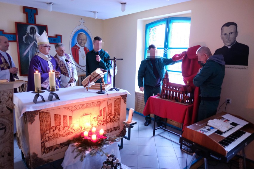 Arcybiskup Wiktor Skworc odprawił mszę w Wigilię w areszcie...