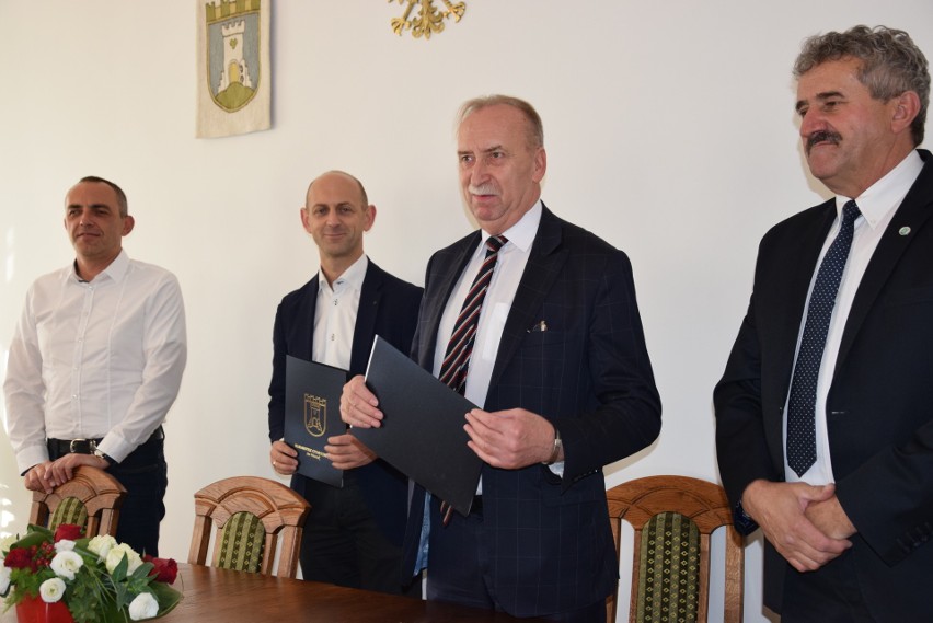 Od lewej: wiceprezes ZPC Otmuchów Jarosław Kredoszyński,...