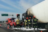 Żabikowo: Pożar tira z torfem na trasie S8. Droga do Warszawy była zablokowana (zdjęcia) [12.05.2019]