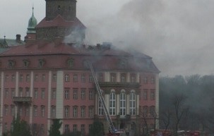 Pożar na Zamku Książ. Spłonął dach (wideo)