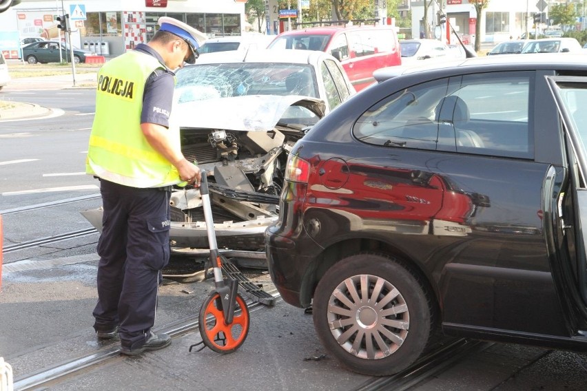 Wrocław: Wypadek seata i forda na Ślężnej. Kierujące trafiły do szpitala (ZDJĘCIA)