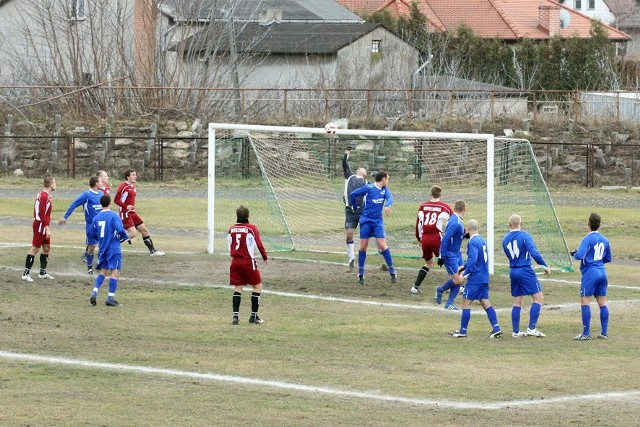 Notecianka w Aleksandrowie Kujawski przegrywała z Orlętami (na niebiesko) już 0:2, 2:3, ale wygrała po dogrywce 4:3