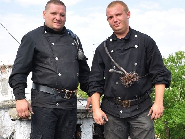 Leszek Pietrasik (z lewej) i Tomasz Kołodziejski przynoszą ludziom szczęście &#8211; w końcu są kominiarzami.