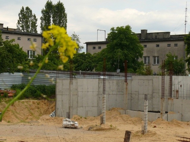 Cisza i zastój na budowie trzeciego segmentu Ogrodów w Stalowej Woli. Lada moment będzie tu ruch.