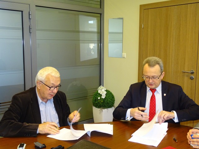 Umowę podpisali od lewej: Bogusław Pawełek, Prezes Zarządu przedsiębiorstwa „INTERBUD” oraz Arkadiusz Sulima, burmistrz Zwolenia.