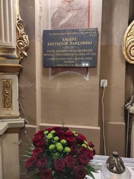 Ksiądz kanonik Krzysztof Pawłowski, wieloletni proboszcz parafii w Koniecznie, ma tablicę pamiątkową (ZDJĘCIA)