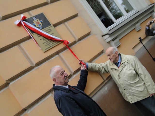 Odsłonięcia tablicy dokonali wiceprezydent Karol Semik i Aleksander Sawicki.