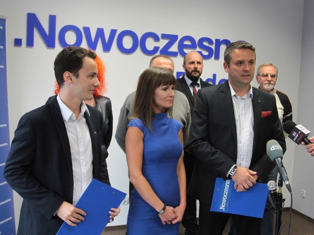 O "postulacie chodnikowym" mówili podczas konferencji prasowej (na pierwszym planie, od lewej): Patryk Fajdek, Katarzyna Kalinowska i Marcin Hetman.