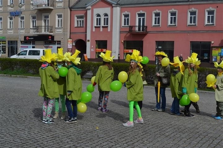 Uczestnicy ubrani byli w kolorowe elementy. Dominowały...