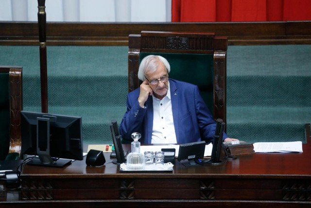 Ryszard Terlecki zapytany o to, czy dodatkowe posiedzenie Sejmu nie jest związane z „roszadami” w ramach rządu zaprzeczył. – Żadnych roszad na razie nie przewidujemy, a jeżeli miałyby one nastąpić, to dowiemy się o nich we wrześniu – dodał.