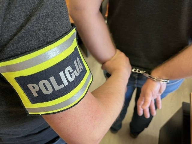40-latek okradł mężczyznę, który przysnął w dworcowej poczekalni w Szczecinie