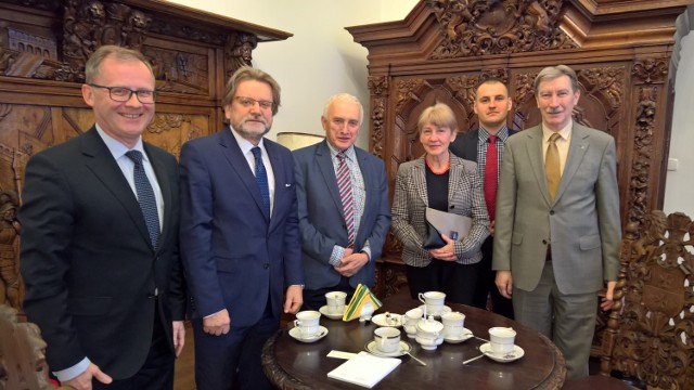 Od lewej: wicemarszałek Roman Kolek, Jarosław Pinkas - sekretarz stanu w Ministerstwie Zdrowia, poseł Jerzy Żyżyński (PiS), prof. Wiesława Piątkowska-Stepaniak, Marcin Miga - rzecznik UO, poseł Antoni Duda (PiS).