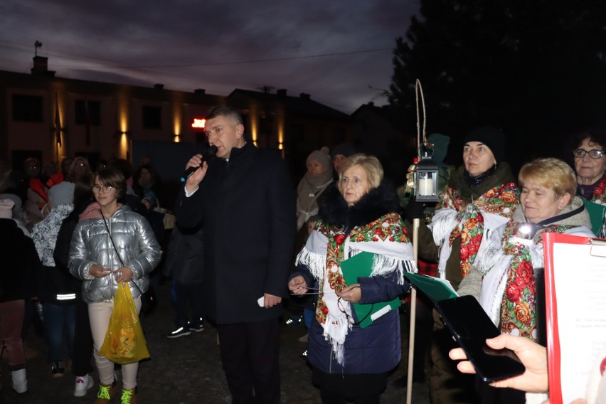 Uroczysta dekoracja choinki i odpalenie świątecznych iluminacji w Sobkowie. Zobacz zdjęcia
