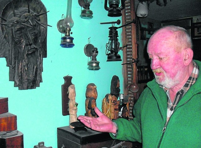 Leszek Kawalec i część zbiorów z jego muzeum