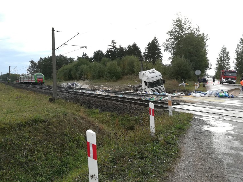 Dworaki Staśki. Pociąg uderzył w naczepę tira i wypadł z szyn (zdjęcia)