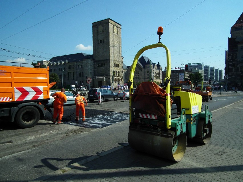 Ekipy drogowe codziennie łatają dziury w poznańskich...
