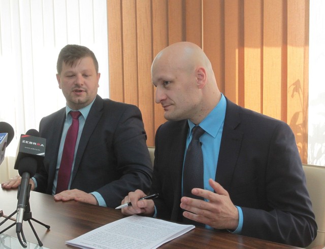 We wtorek, podczas konferencji prasowej do udziału w XIII Radomskich Dniach Godności zapraszali wiceprezydent Radomia Jerzy Zawodnik (z lewej) i dyrektor Miejskiego Ośrodka Pomocy Społecznej Marcin Gierczak.