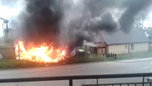 Pożar w Wasilkowie po wybuchu gazu. Przy ulicy Żurawiej spłonęły trzy samochody i garaż