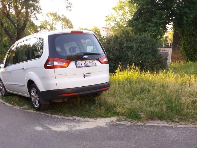 "A ja sobie nic nie robię. Kocham stawać na zieleni przy ul. Powstańców Warszawy (równoległa do Wiśniowej) w Zielonej Górze.Jestem AUTODRAŃ ! Dla nas zielonogórzan to chyba "autocham" - napisał do nas sfrustrowany Czytelnik.Czekamy na kolejne zdjęcia autodrani. Wraz z krótkim opisem miejsca, w którym zostały wykonane, można je przesyłać na adres: glonline@gazetalubuska.pl. Wszystkie fotografie opublikujemy na stronie www.gazetalubuska.pl/autodranie. Wybrane znajdą się też w papierowym wydaniu "Gazety Lubuskiej".Zobacz również: 10 metrów może uratować komuś życiePOLECAMY RÓWNIEŻ PAŃSTWA UWADZE:Tak obecnie wygląda mural w nowym parkingu Focus Mall