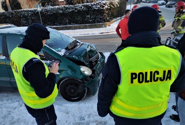 Bytowscy policjanci pracowali wczoraj na miejscu zdarzenia drogowego w Bytowie. Jak wstępnie ustalili mundurowi, 23-letni kierujący mercedesem w trakcie skrętu w lewo nie ustąpił pierwszeństwa, czym doprowadził do zderzenia czołowego z lexusem.