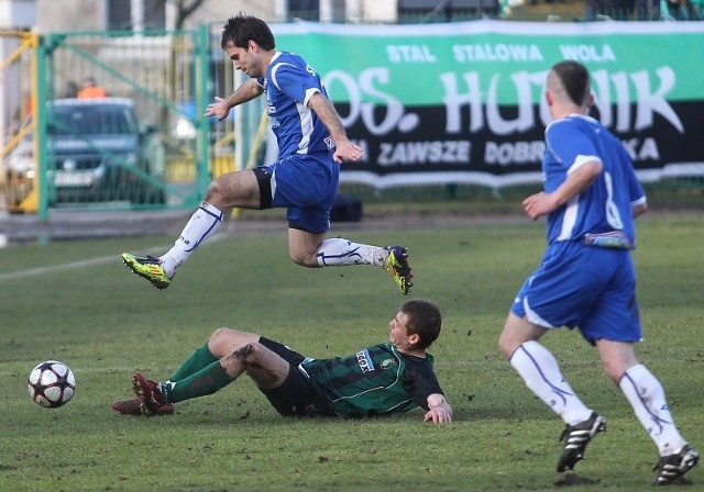 Stal Stalowa Wola (zielono-czarne stroje) wygrała derby z imienniczką z Rzeszowa.