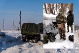 Rosyjscy rekruci z mobilizacji marzną w lesie. By się ogrzać, zbudowali namiot z folii spożywczej