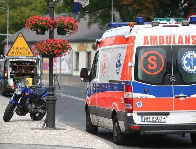 Motocyklista jechał w kierunku ronda. Nagle wyszedł pieszy.