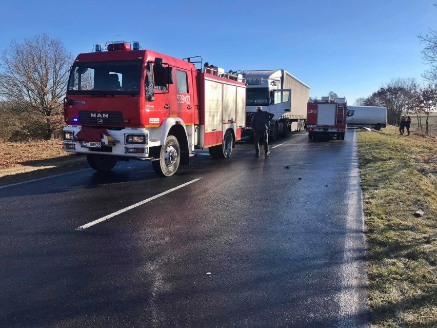 Gmina Stara Dąbrowa. Wypadek na "betonce". Bus czołowo zderzył się z osobowym fordem. Są utrudnienia w przejeździe