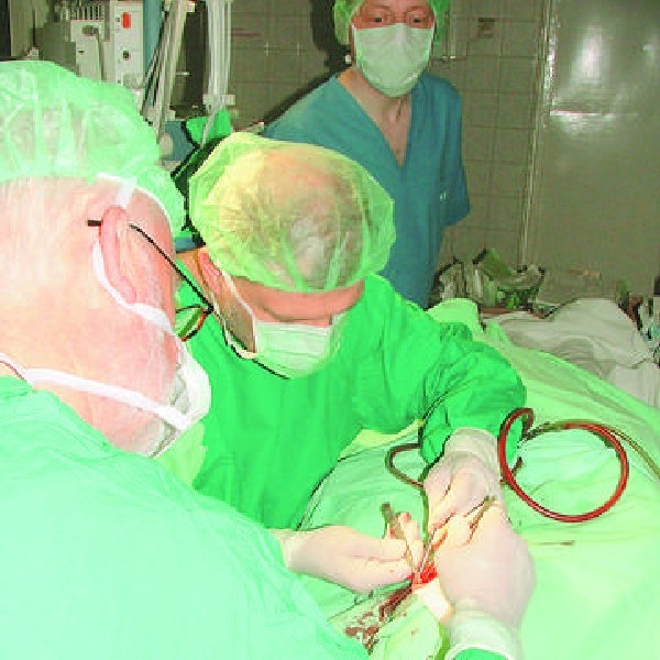 Podczas operacji w szpitalu dziecięcym - po lewej profesor Ulrik Pedersen
