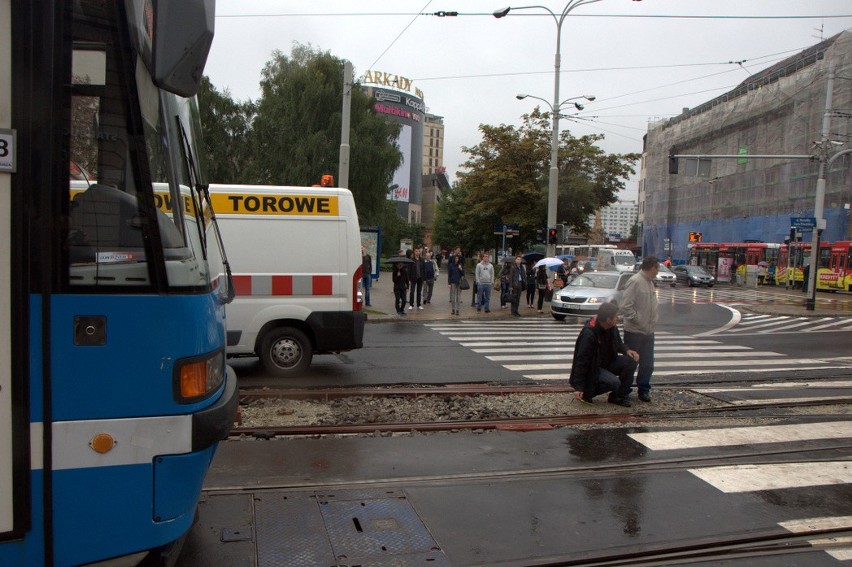 Wrocław: Tramwaj wykoleił się przy skrzyżowaniu Piłsudskiego i Świdnickiej