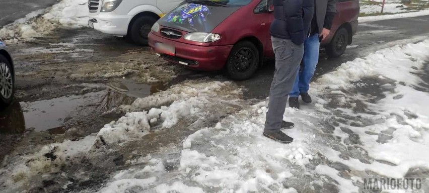 Zimnice Małe. Wypadek na DK45 koło taśmociągu. Osobowy ford uderzył w bariery i zahaczył o inny samochód