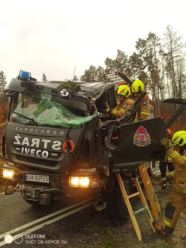 Podczas interwencji na drodze nr 20 w pobliżu miejscowości Siemczyno wóz bojowy Wojskowej Straży Pożarnej ze Złocieńca runęło drzewo. Kierowca w ostatniej chwili zdążył uciec z auta.