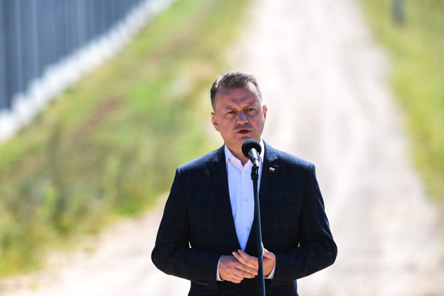 Mariusz Błaszczak odwiedził Kużnicę w województwie podlaskim. Szef MON spotkał się z mediami na konferencji prasowej dot. zapory na granicy Polski z Białorusią.