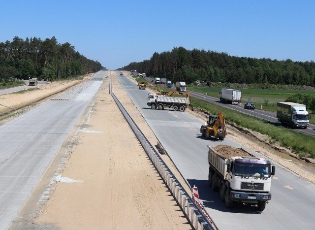 Trwają intensywne prace przy budowie mazowieckich odcinków drogi ekspresowej S8 od Wyszkowa do granicy województwa podlaskiego. Mają być one udostępnione kierowcom w III kwartale bieżącego roku.Jak informuje GDDKiA pod koniec lipca auta powinny pojechać już dwoma jezdniami pomiędzy obwodnicą Ostrowi Mazowieckiej, a granicą województwa podlaskiego. Zaawansowanie prac na tym 9,5 kilometrowym odcinku szacowane jest na około 80 procent. Gotowa jest asfaltowa nawierzchnia drogi głównej, trwają jeszcze prace przy obiektach inżynierskich, ekranach akustycznych oraz drogach serwisowych.