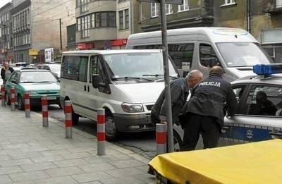 Kierowca białego mikrobusa uniemożliwił jazdę pijanemu ze skody Fot. Łukasz Grzymalski
