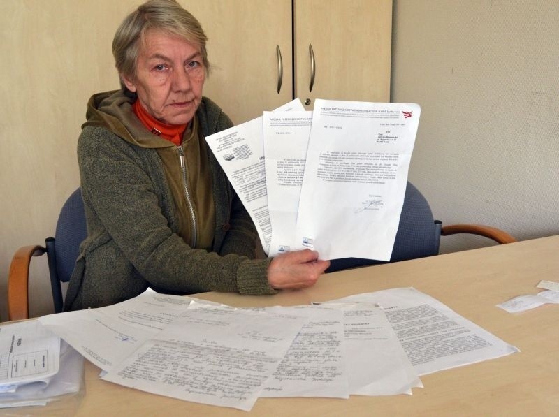 Jadwiga Bigoszewska pokazuje korespondencję z MPK.