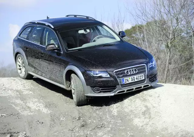 A4 allroad ma 20-centymetrowy prześwit, ochronne nakładki na błotniki i progi, czy ochraniacz pod przednim "grillem&#8221;.